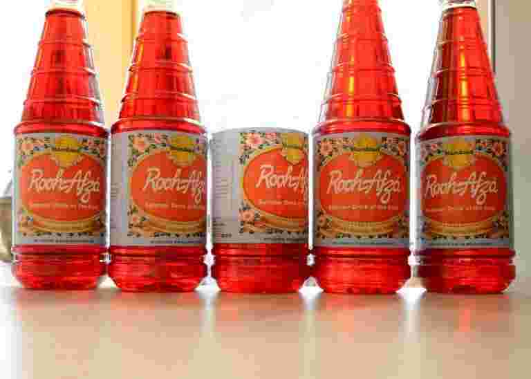 生產問題已解決;熱門玫瑰色味飲料rooh afza返回貨架上