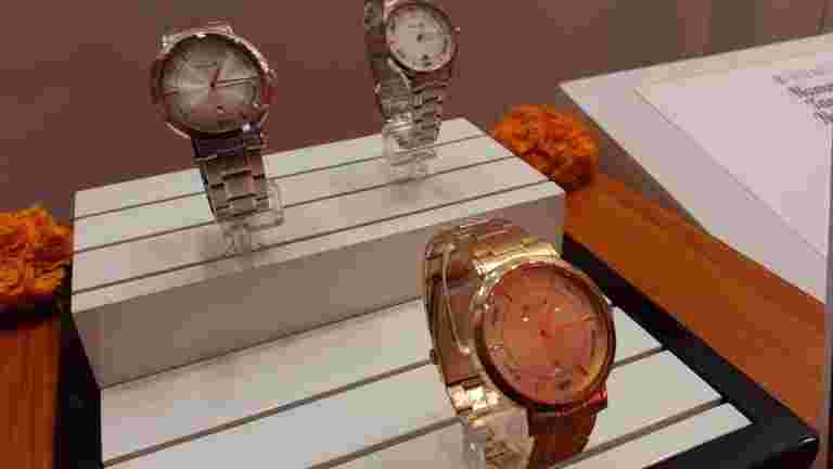 泰坦是第一個，在泰米爾的品牌推出集合