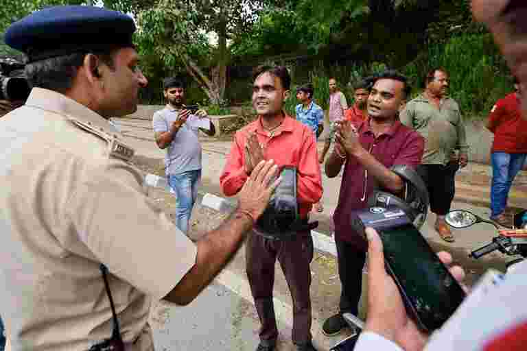 德里曼騎了15,000盧比的摩托車違規罰款23,000盧比