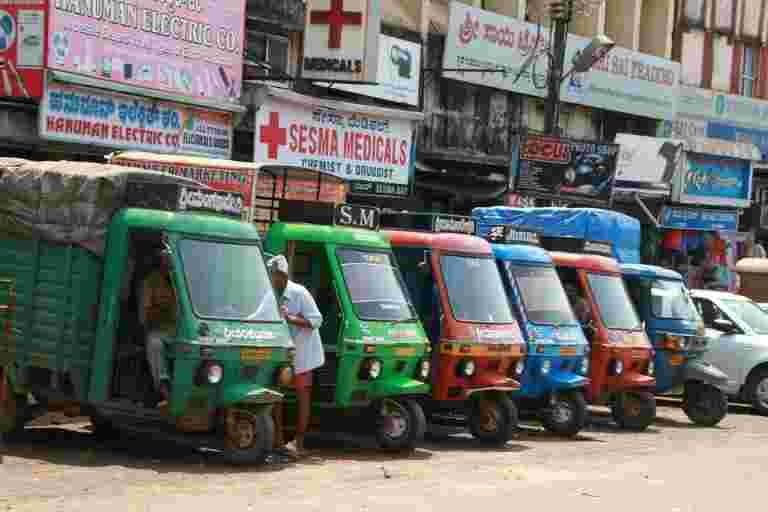 汽車銷售進一步遭受了作物損失，延遲貸款