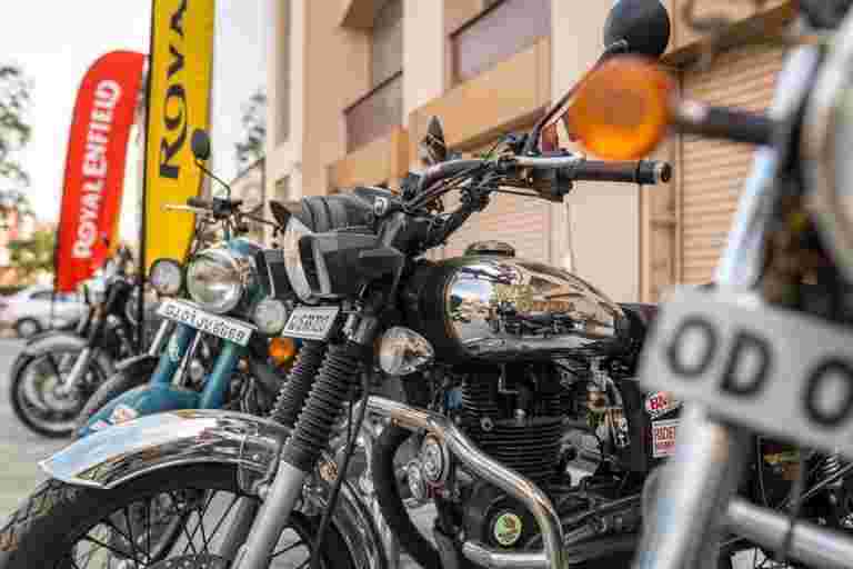 在皇家恩菲爾德運輸飼養場的火災;感光電機股價下降超過1％