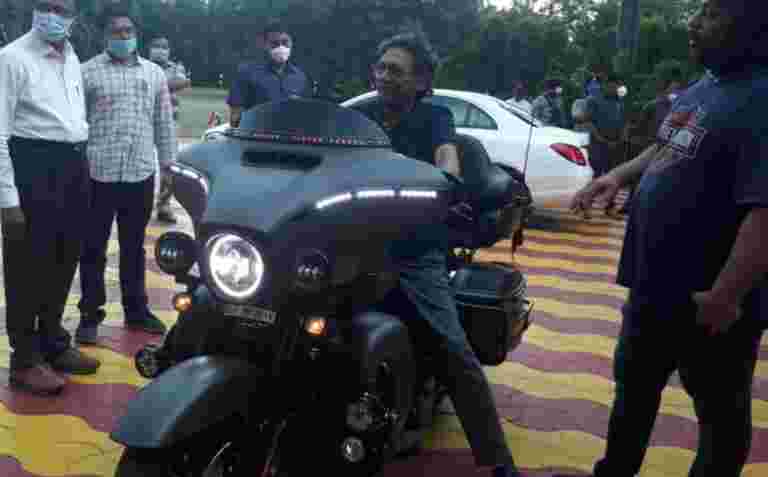 騎自行車牛蒡 -  Harley Davidson的最新粉絲是印度的首席大法官