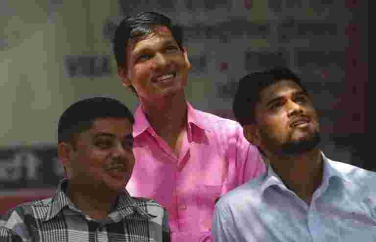 emkay研究說，自動卷將在即將到來的宿舍改善;發出5個頂級挑選