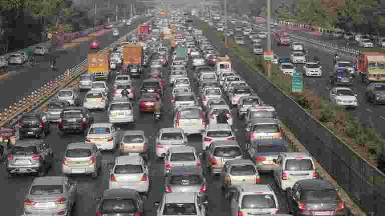 來10月，新的BS-VI標準的車輛在數量板上有綠色條帶