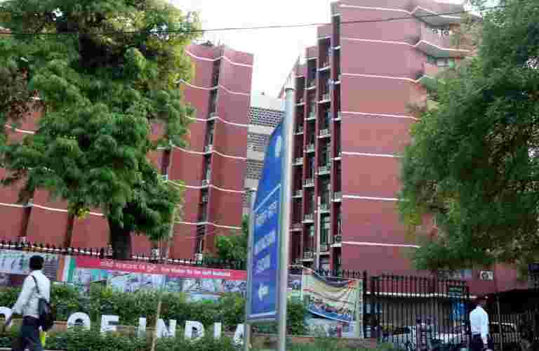 誤導在不可磨滅的墨水上的推文遵守選舉委員會的干預