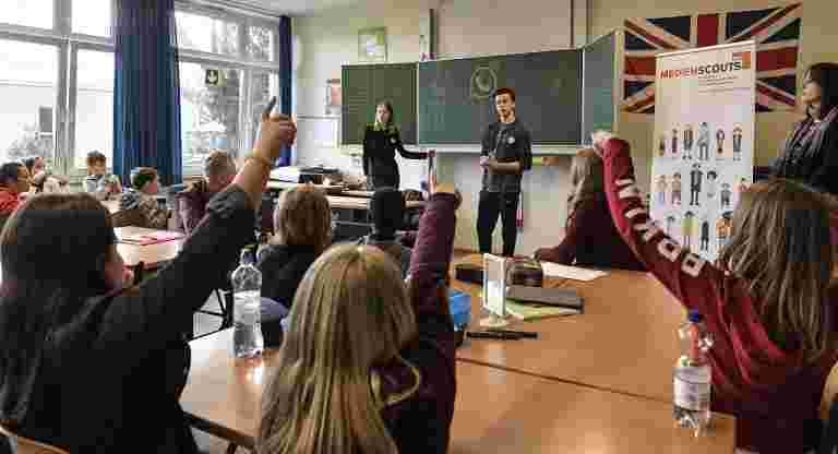 你如何教孩子關于發短信？帶入青少年