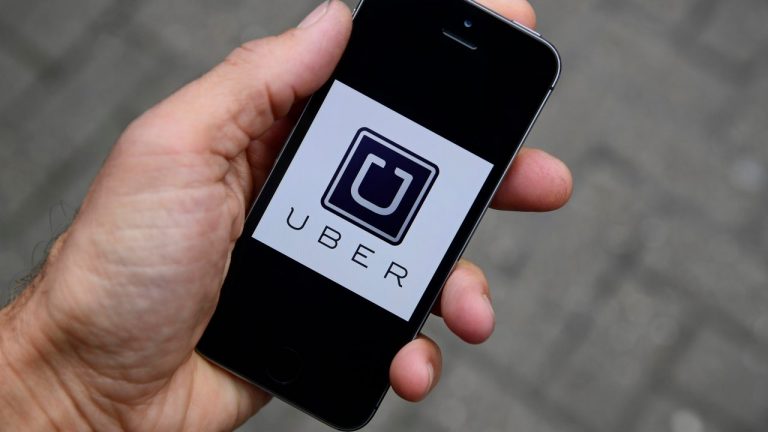 Uber驅動程序上的乘客咳嗽，拒絕戴面膜，然后撕掉司機的面具