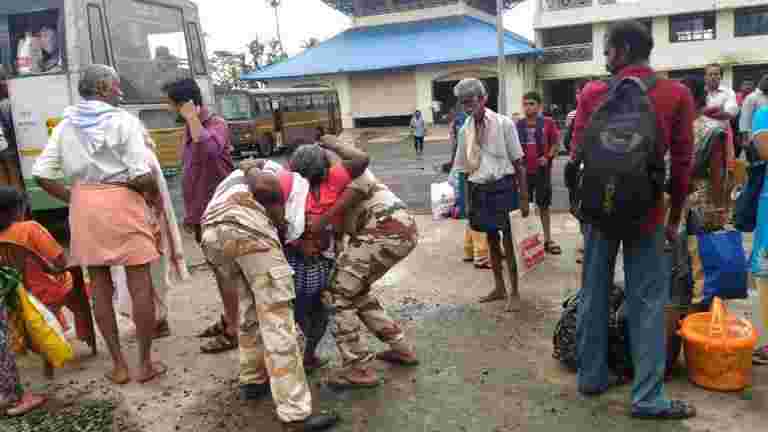 降雪，洪水后退，因為救濟倒入喀拉拉邦
