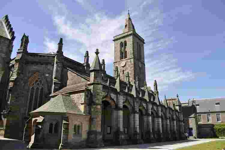 報告稱，英國的印度億萬富翁的女兒雇用12人照顧她