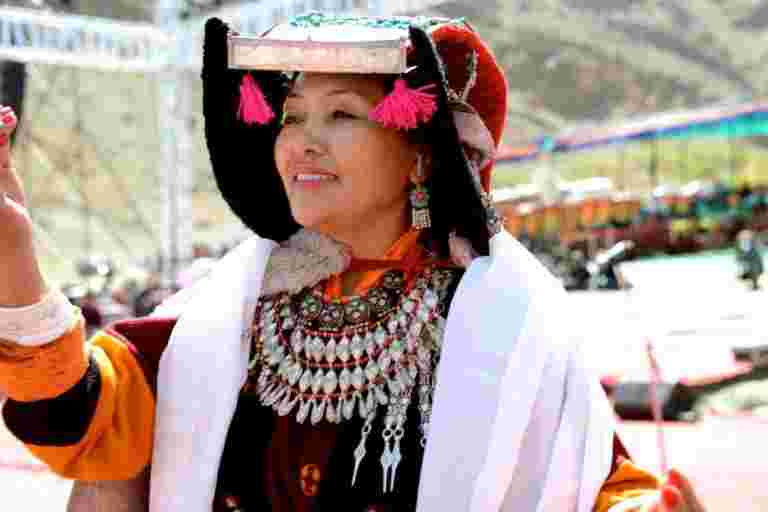 焦點：在喜馬拉雅山最大的佛教會眾上參觀萊奧帕節