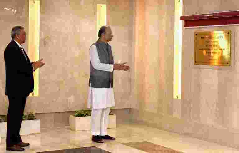 專家對經濟審查會面作出積極作出響應