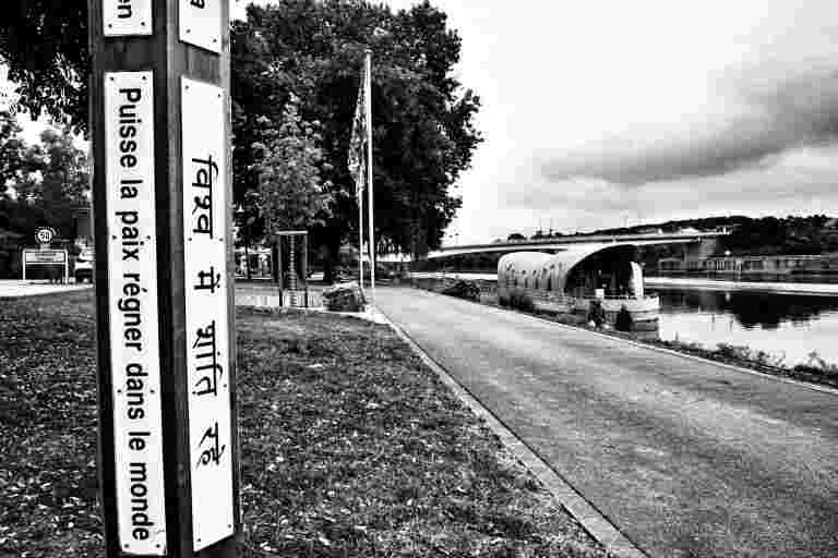 英語是詛咒或立足點爬上成功的階梯嗎？