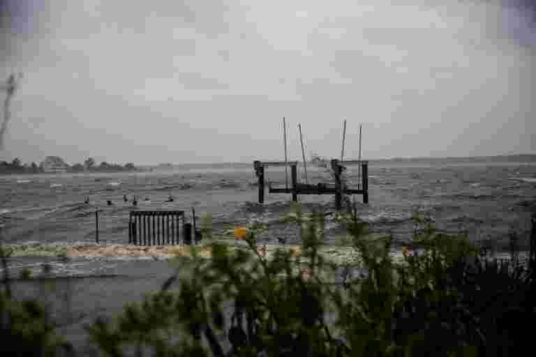 &ldquo;歷史風暴&rdquo;睫毛卡羅琳納斯與大雨，洪水