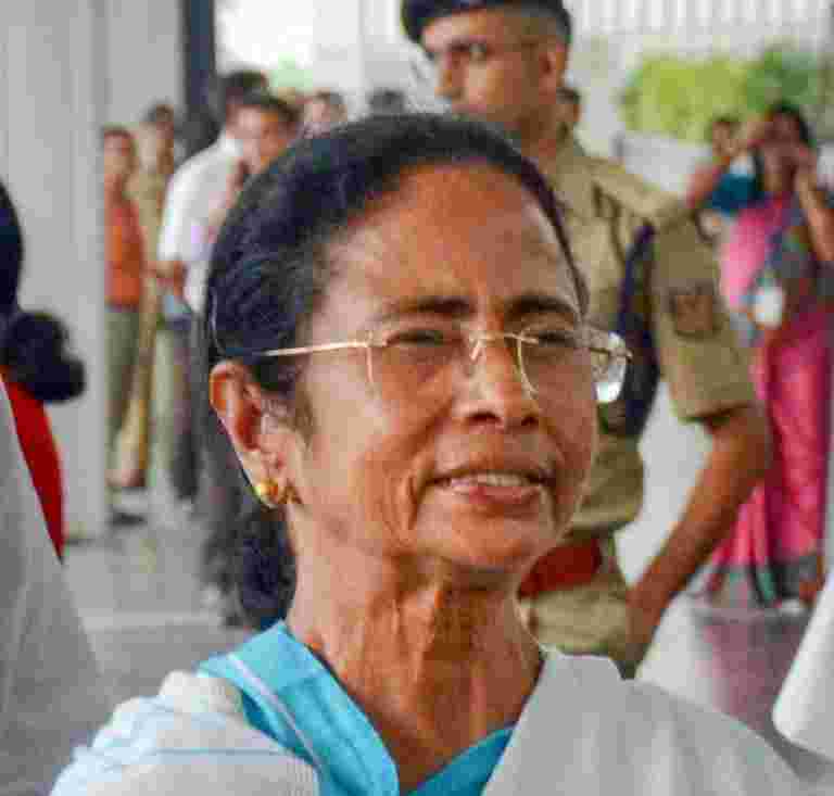 Mamata Banerjee說，Cents作弊國家與Demonetisation Scam說