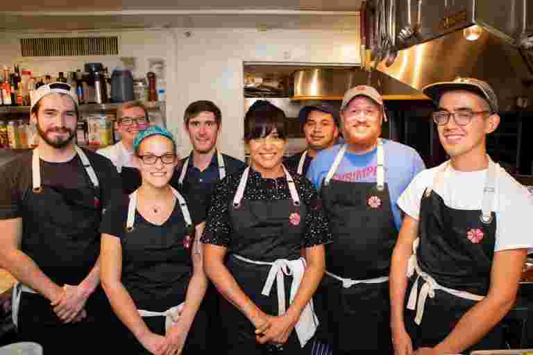 美國女性贏得男性收入的一半，找到研究