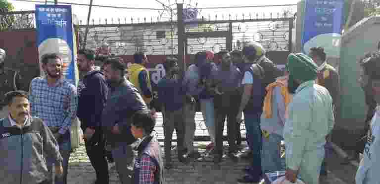 手榴彈襲擊在Amritsar附近殺死三個