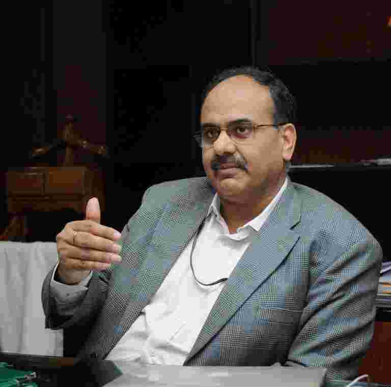 Uidai Ceo Ajay Bhushan Pandey成功Hasmukh Adia擔任稅務局