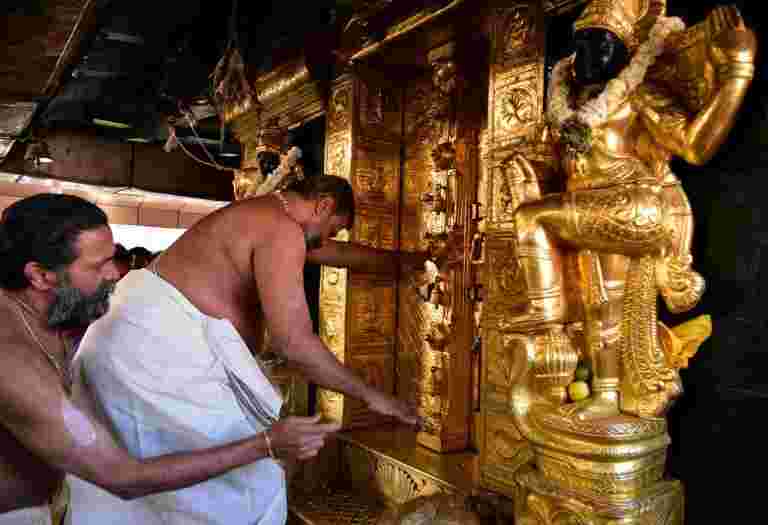 第三個女人在抗議活動中違反了薩巴馬拉寺