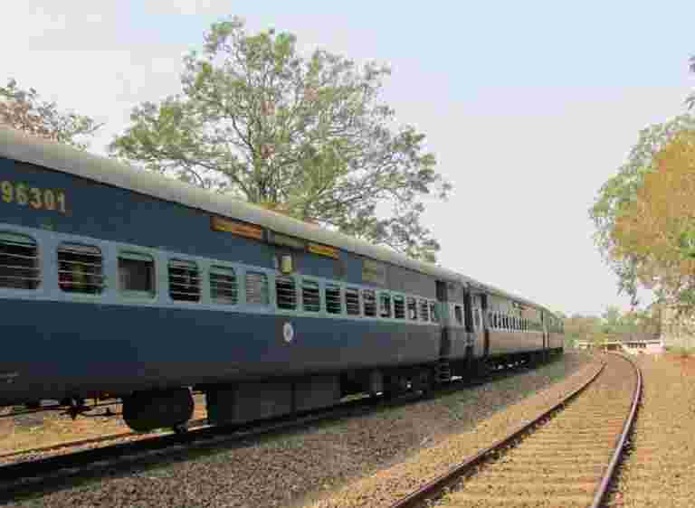 德里霧：這是11列延遲列車的列表