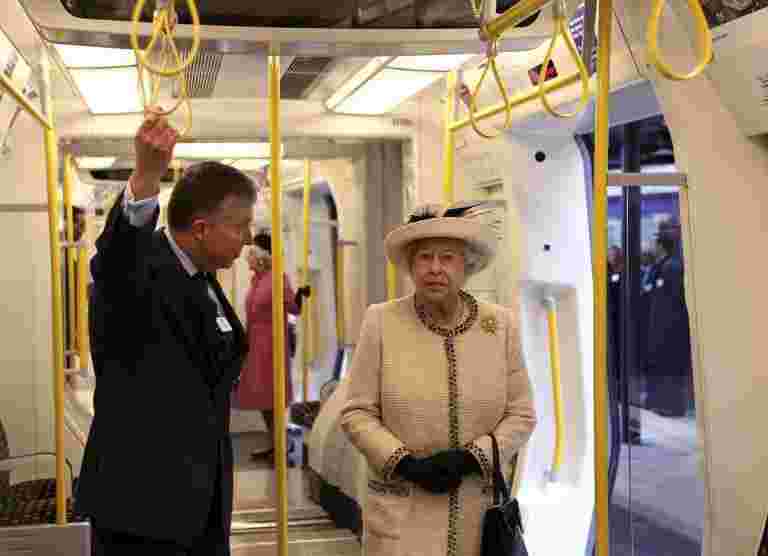 女王敦促英國找到共同點，因為Brexit危機深化