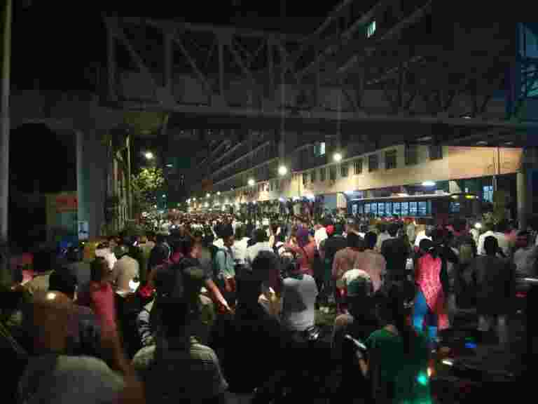 5死，32人受傷，因為橫跨孟買的CST附近崩潰了;第二種此類事件在8個月內