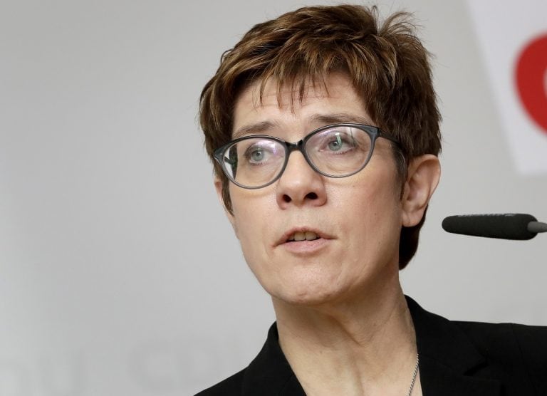 Merkel Chinialor Backs Macron的歐盟電話，浮動自己的想法