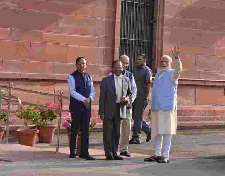 First Modi 2.0機柜將PM Kisan方案擴展到更多農民，為農民推出養老金封面