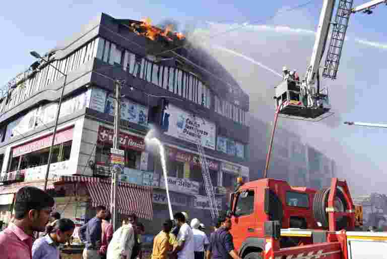 輔導中心的火災殺死了蘇拉特的19名學生