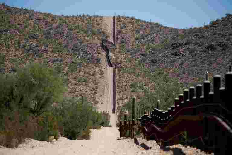 來自印度的女孩的父母在美國沙漠中死于庇護的沙漠&ldquo;絕望&rdquo;