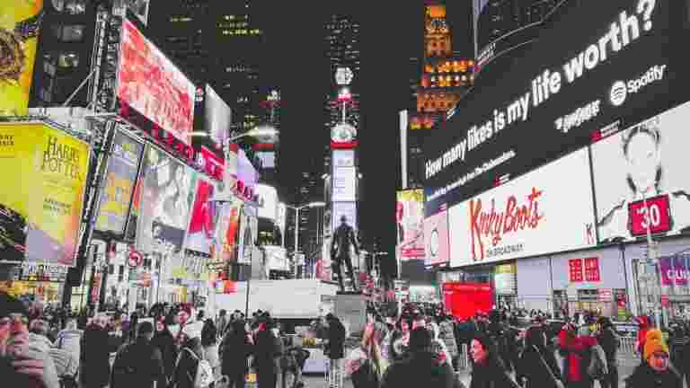 減速影響：節日季節，看到廣告的靜音增長