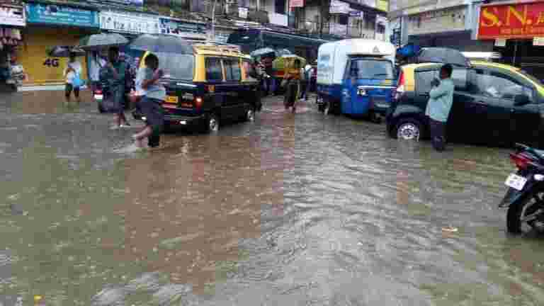 大雨睫毛孟買，航班延誤30分鐘
