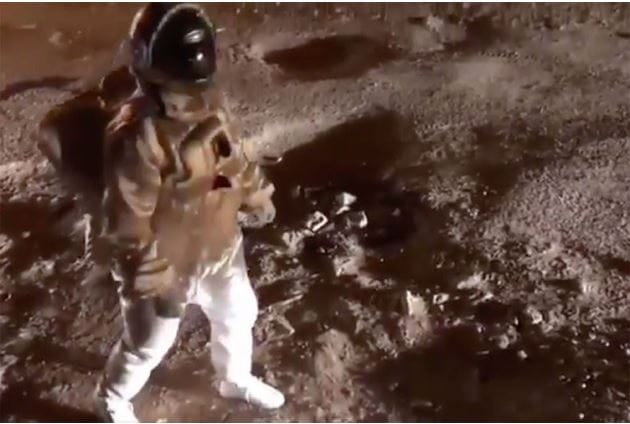 藝術家踩在孟加拉路上的&ldquo;月亮隕石坑&rdquo;