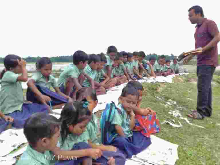 洪水在阿薩姆村摧毀了學校;學生在敞開的天空下參加課程