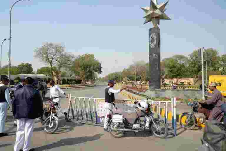 發展工作，作為非當地勞動者離開克什米爾的企業襲擊