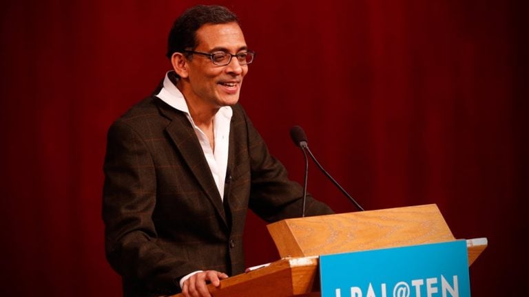 Abhijit Banerjee為在低于51％的PSBS中帶來政府股權