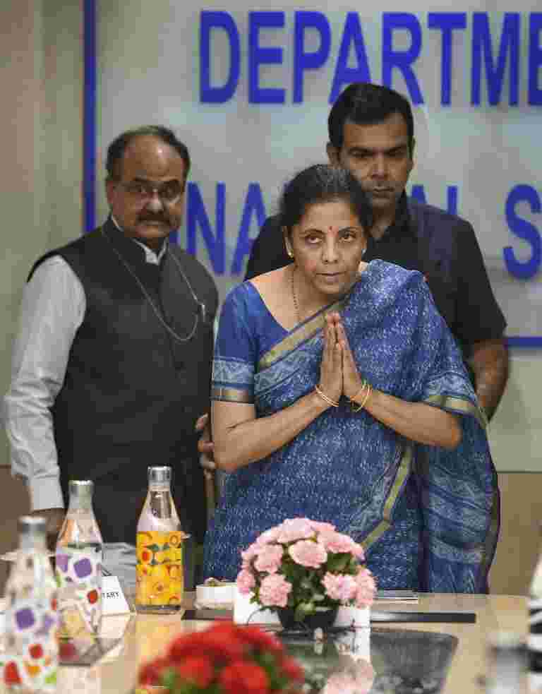 金融部長尼爾武拉斯哈塔曼·暗示，隨著增長衰退的措施