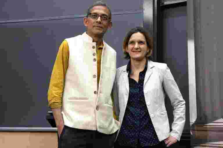 這些是諾貝爾贏家Abhijit Banerjee和Esther duflo的物品上有天賦給諾貝爾博物館