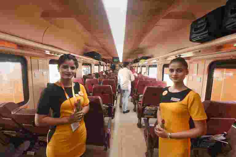IRCTC的Ahmedab??ad-Mumbai Tejas Express：賠償火車延誤，免費旅游保險