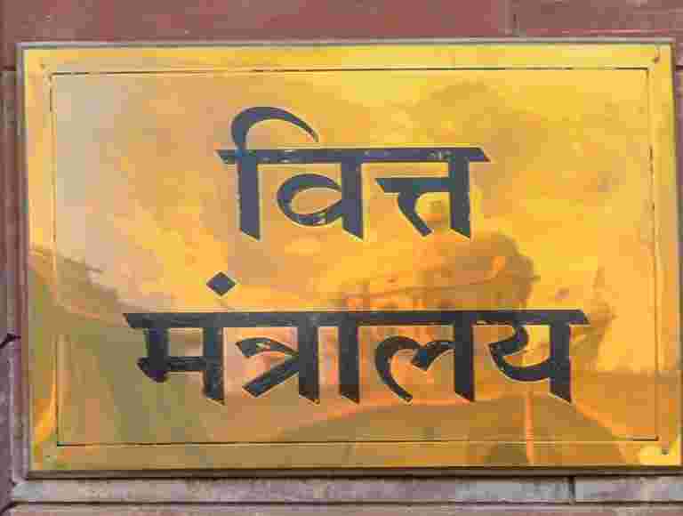 政府的政策有大型婦女受益者，揭示了金融部數據