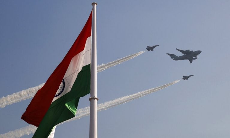 NIRMALA SITHARAMAN宣布通過自動路線，負武器進口清單宣布增強的防御FDI帽