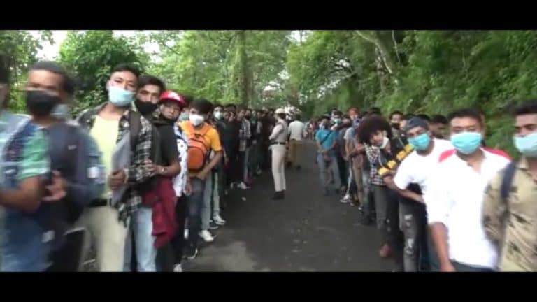 公司增加藍領員工;報告說，更長的等待獲得良好的工作崗位