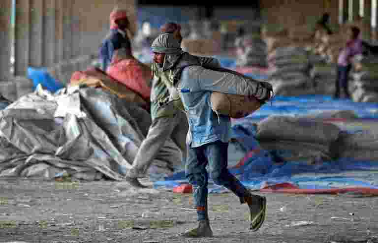 工人在J＆K的Kathua不支付的全部工資上抵抗暴力抗議活動