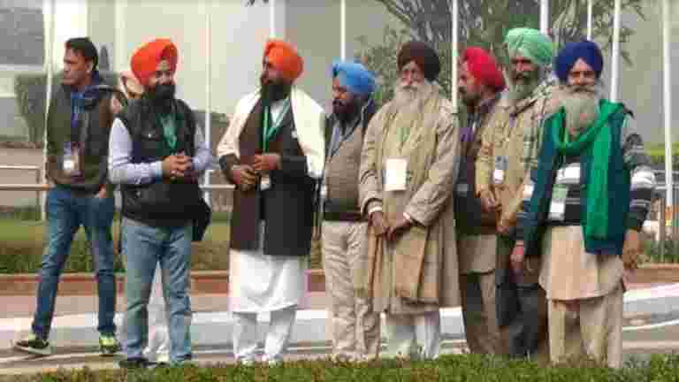 在重新考慮政府舉行農村法律的情況下，正在進行的農民工會會議