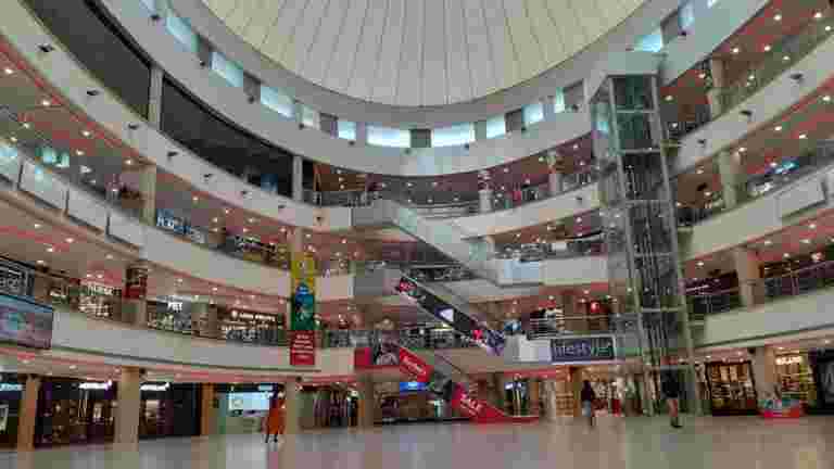 腳步建設，國內銷售改善：DLF零售商場