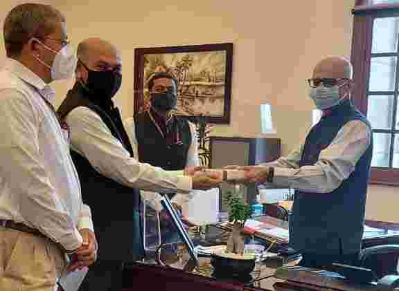 Tarun Bajaj假設稅務局正式收費