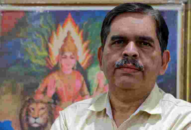 RSS官員說，RBI Head應該與政府或退出合作