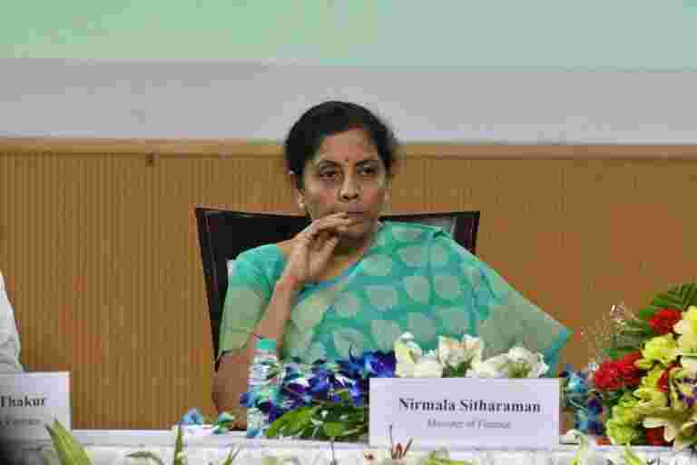 FM Sitharaman說，政府在PMC銀行問題上等待清楚起見