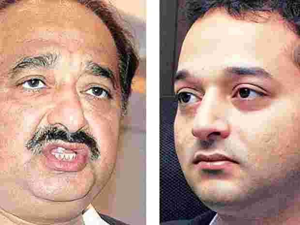 Ed附上HDIL推動者的私人飛機Rakesh Wadhawan和兒子