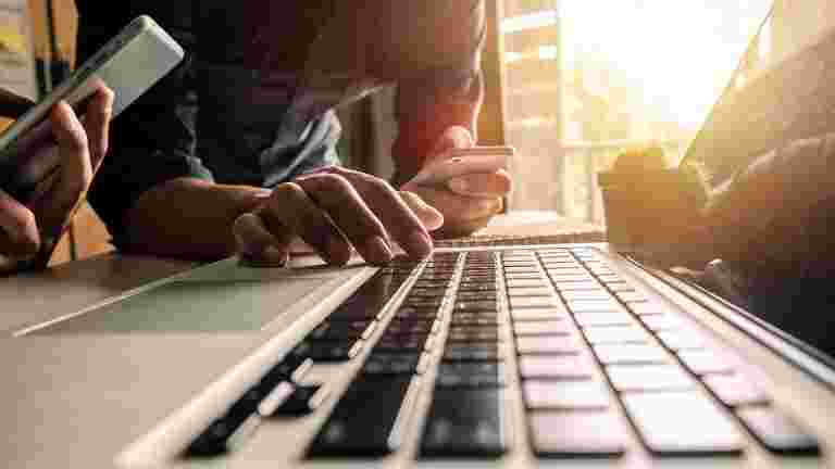 在逢低瀏覽Bajaj財務;完整的圈子說，比L＆T技術更好